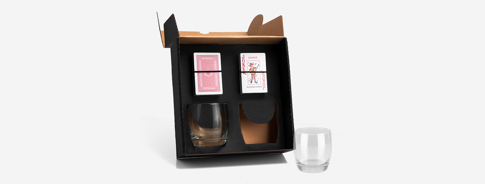 Kit Whisky; Conta com dois copos em vidro; Jogo de baralho. Estão perfeitamente acomodados em uma caixa para presentear.