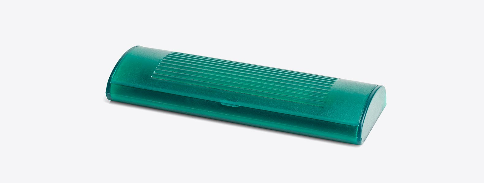 Caneta esferográfica em ABS verde com estojo plástico. Conta com tampa com abertura nas laterais, acabamento fosco, clipe em Metal e ponteira touch em Silicone preto. Carga esferográfica azul.