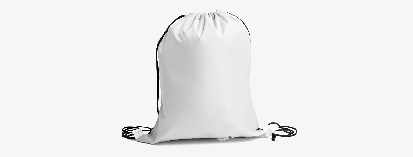Mochila sacola em Nylon 420 branca. Conta com alças para as costas tipo cordão e cantos reforçados.