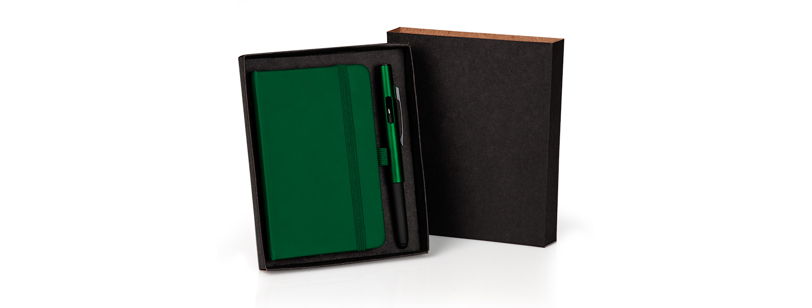 Caderno para anotações verde com capa dura e caneta 2x1. Conta com 80 folhas não pautadas e elástico para fechamento. Caneta em ABS com tampa, carga esferográfica azul e ponta touch para smartphones e tablets. Gramatura da folha de 70 g/m2