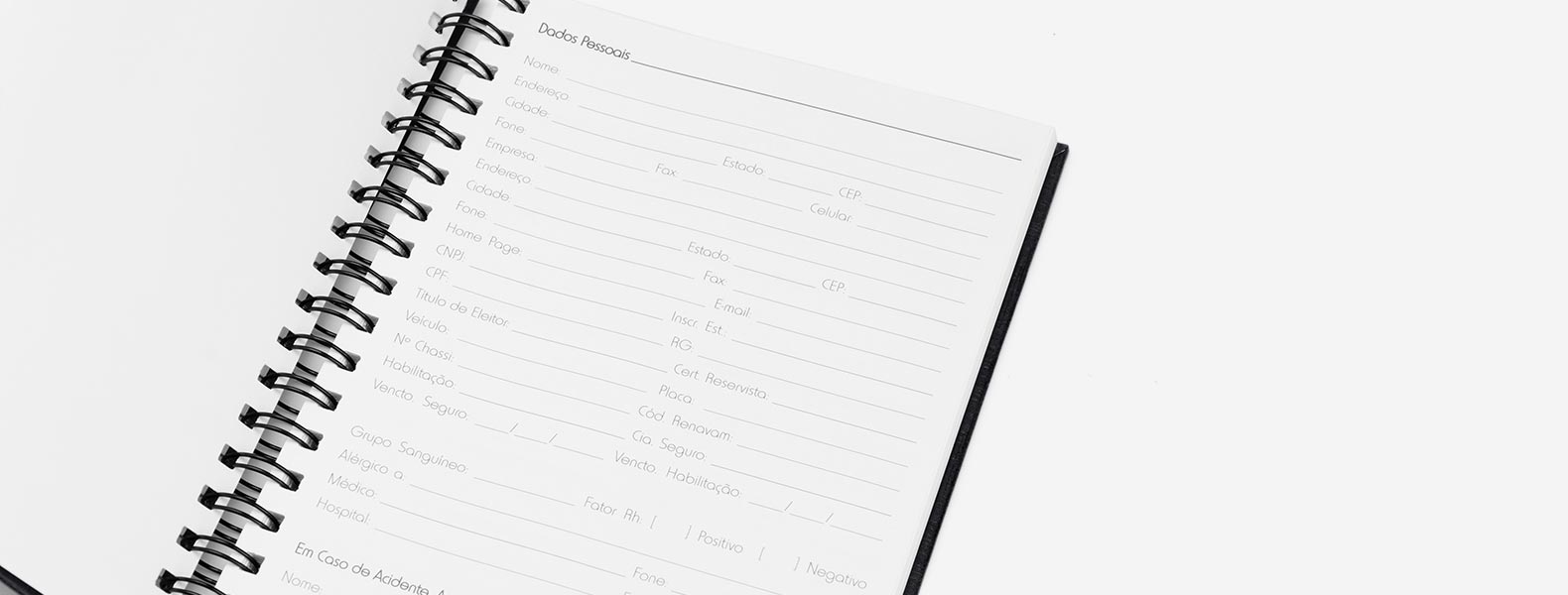Caderno para anotações wire-o preto com capa dura revestida em percalux linho. Conta com folha para dados pessoais, calendário e 100 folhas pautadas. Gramatura da folha de 70 g/m2