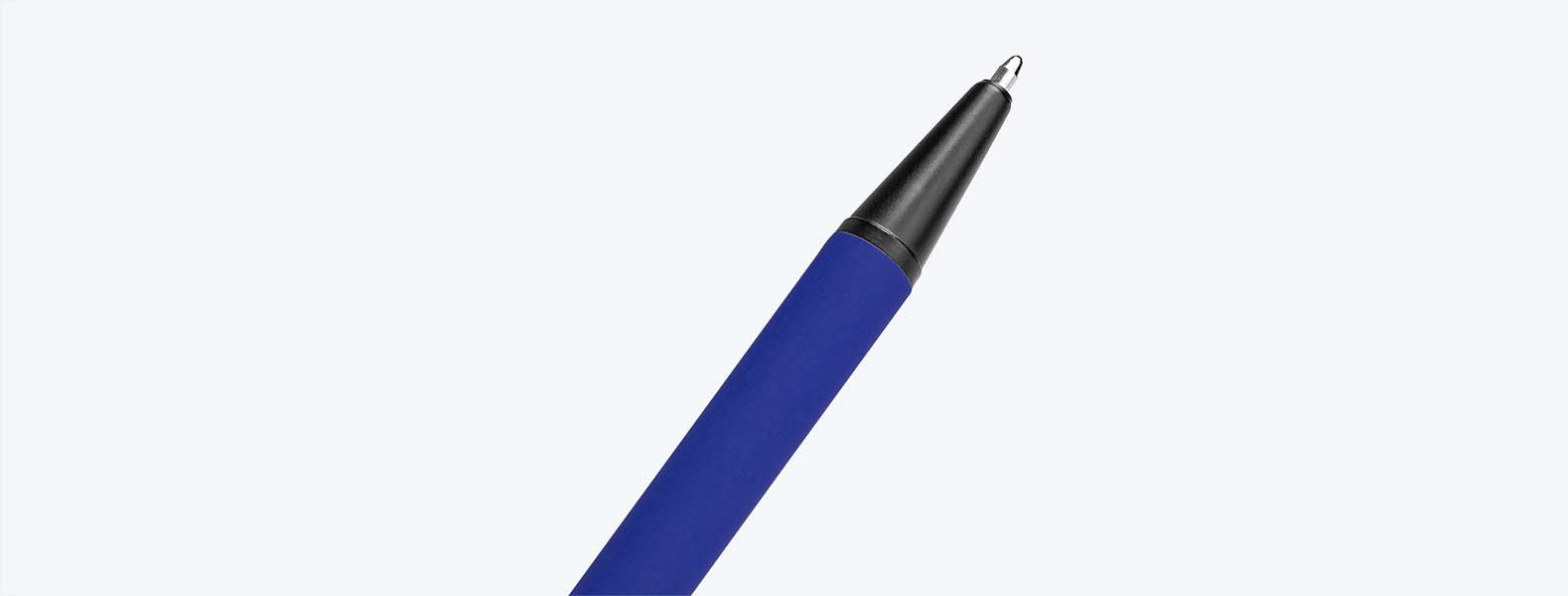 Caneta esferográfica em Alumínio com ponta touch. Conta com acabamento emborrachado azul; carga esferográfica azul, acionada com um click.