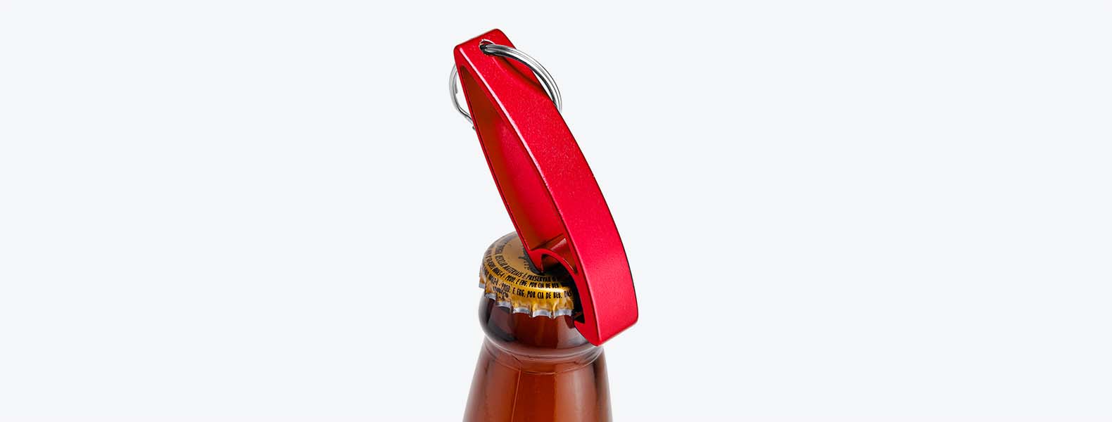 Chaveiro abridor de garrafas em alumínio vermelho com argola para fixação.