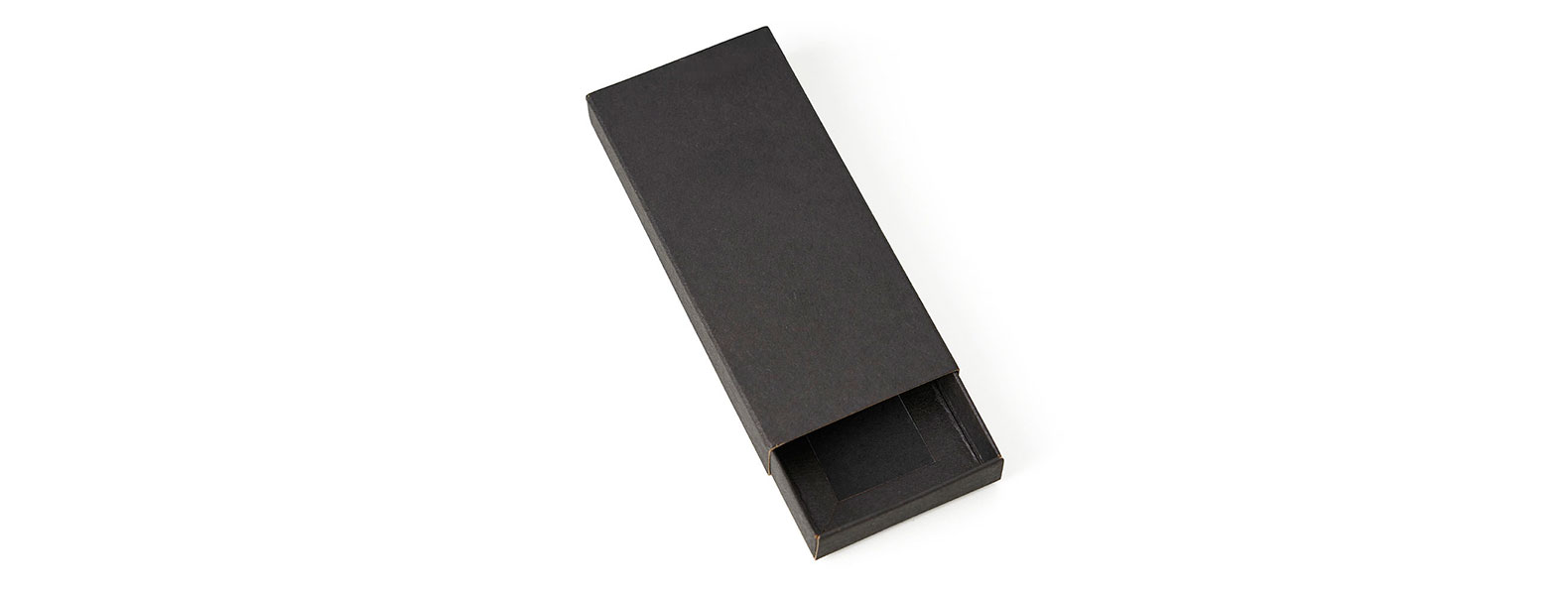 Confeccionado em metal cromado brilhante com detalhe frontal em bambu, possui argola com 3,3cm e está acomodado em uma embalagem interna aveludada e caixa kraft com tampa fechada em cordão elástico preto para presente.