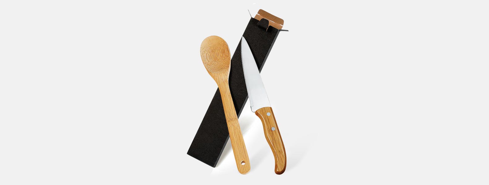Conjunto de Faca em Bambu/Aço Inox; Acompanha faca 7'' em Bambu/Inox e colher em Bambu 30cm. Como cortesia, na faca 7 fazemos uma gravação com os cortes do boi.