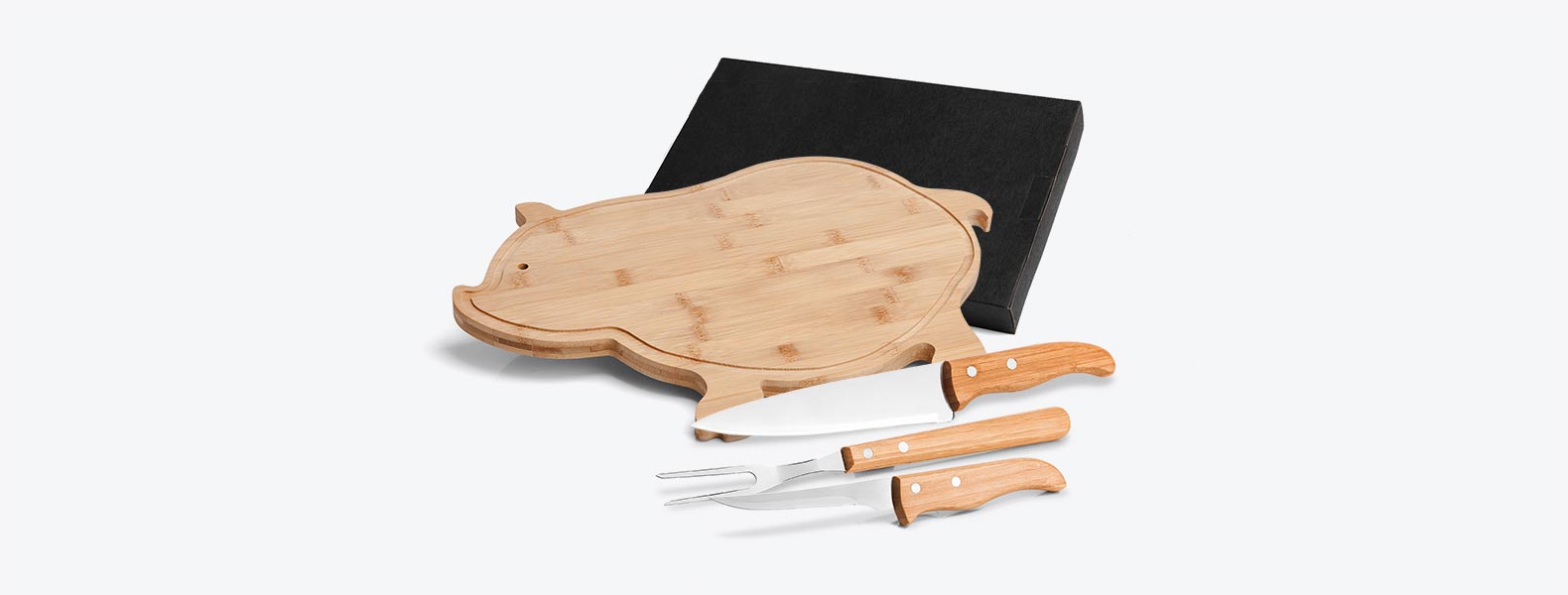 Kit para Cozinha em Bambu/Aço Inox com tábua em formato de porco, garfo, faca 5 e faca 7'' em Bambu/Inox. Tábua confeccionada com tripla camada invertida, para dar maior durabilidade e não deformar com o passar do tempo.