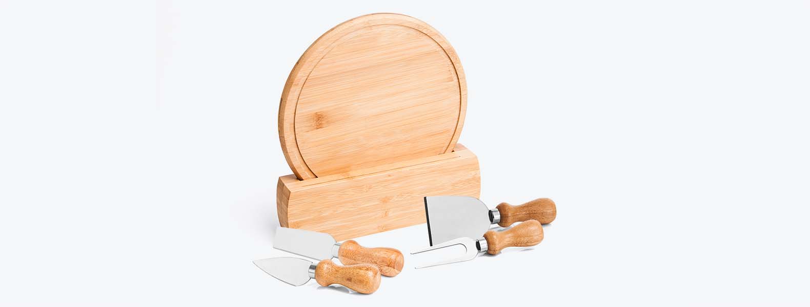 Kit para queijo. Conta com tábua redonda e suporte em bambu; três facas e garfo para queijos. Tábua confeccionada com tripla camada invertida, para dar maior durabilidade e não deformar com o passar do tempo.