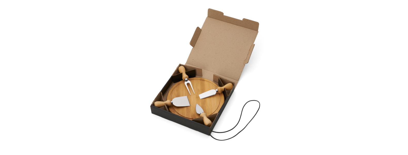 Kit para queijo. Conta com tábua redonda em bambu; três facas e garfo para queijos. Tábua confeccionada com tripla camada invertida, para dar maior durabilidade e não deformar com o passar do tempo.