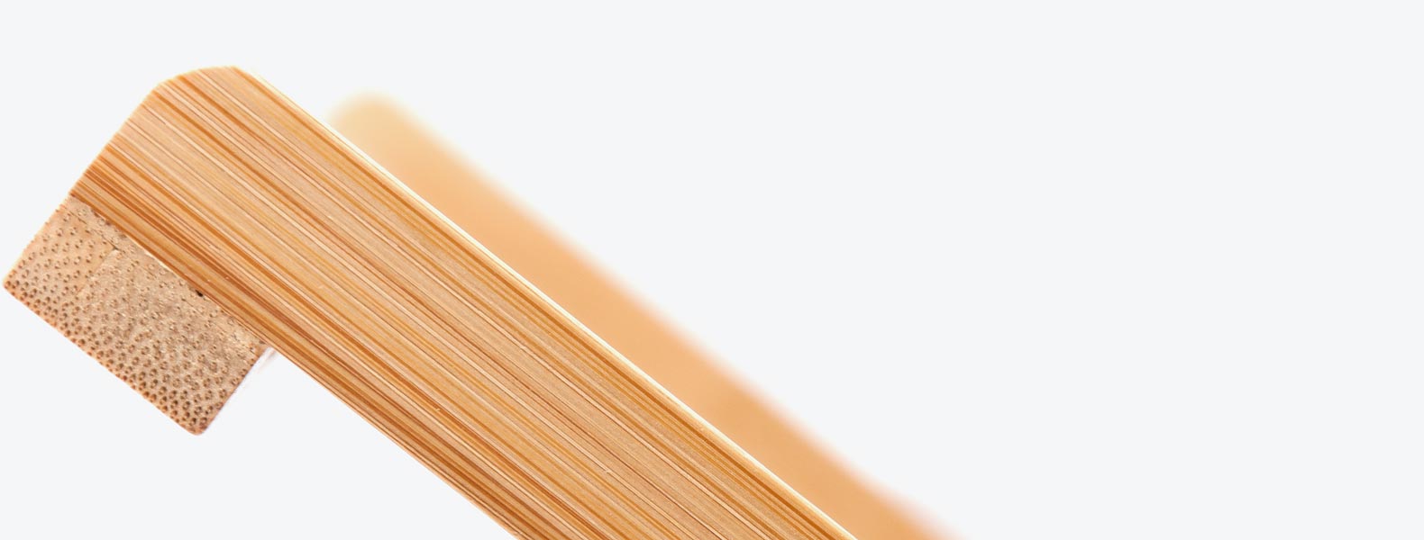 Confeccionado em bambu, possui design moderno e capacidade para até 18 pratos grandes. É leve e resistente, e conta ainda com sistema dobrável de fácil manuseio. Produto ecológico e ideal para empresas ou ações que buscam transmitir mensagens relacionadas à sustentabilidade.