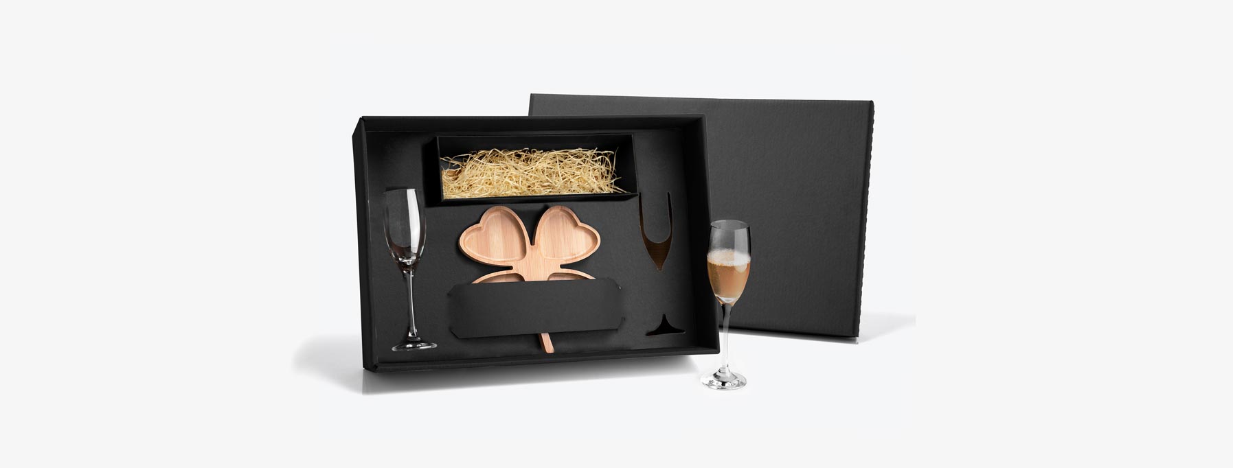 Kit para Petisco e Champagne Conta com petisqueira formato de trevo em Bambu; duas taças para champagne em Vidro; espaço para garrafa com palha. NÃO ACOMPANHA GARRAFA. Estão perfeitamente acomodados em uma caixa para presentear.