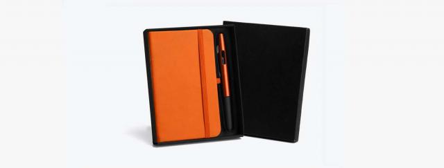 caderneta-p-anotacoes-com-caneta-laranja