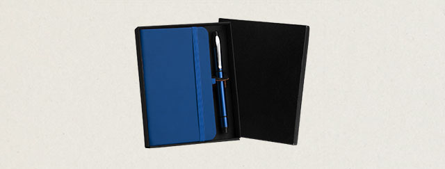 caderneta-para-anotacoes-com-caneta-azul.