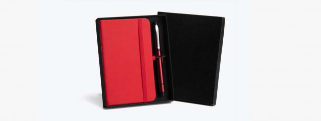 caderneta-para-anotacoes-com-caneta-vermelha