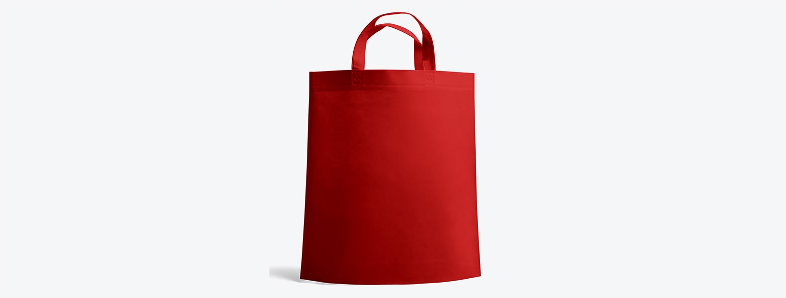 Sacola vermelha em TNT termoselado com alças. Gramatura: 80 g/m² Disponível nas cores branca, preta, bege, azul, vermelha, verde, amarela, laranja, roxo e rosa.